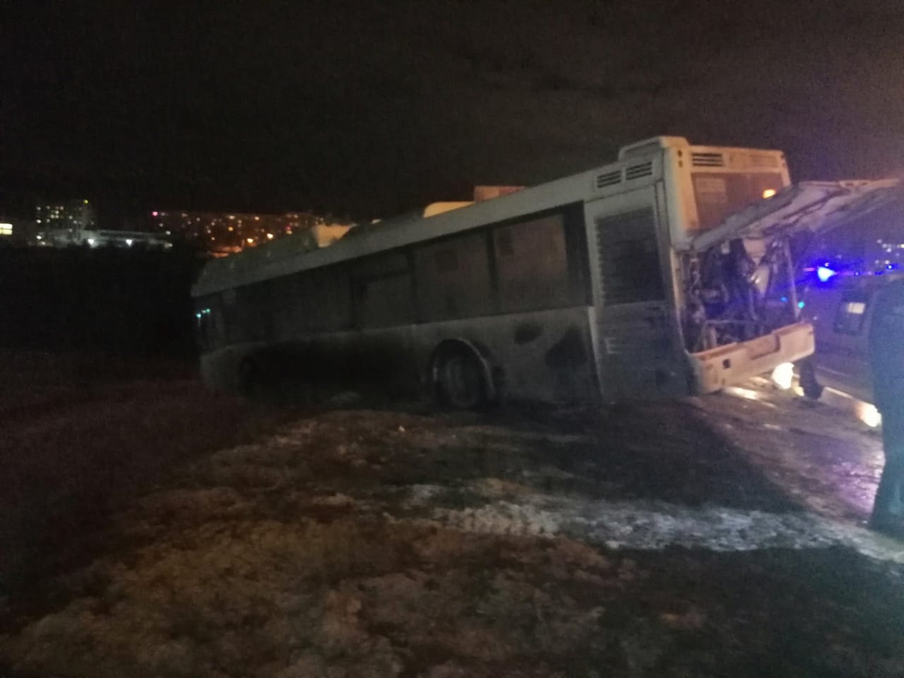 «Водитель погиб»: в Волгограде на автозаправке автобус скатился в кювет