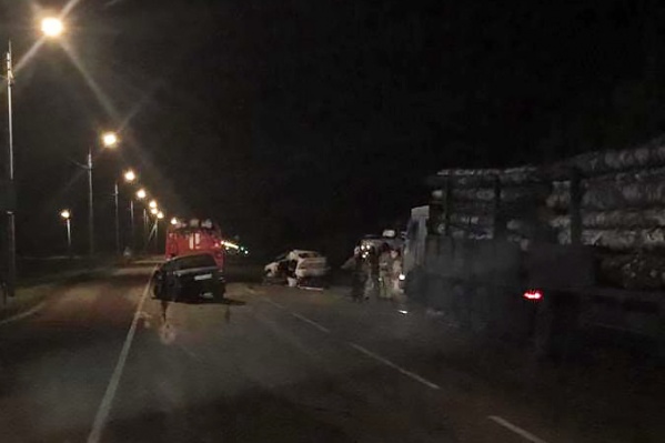 Сейчас пассажир одного из автомобилей в тяжёлом состоянии Сейчас пассажир одного из автомобилей в тяжёлом состоянии