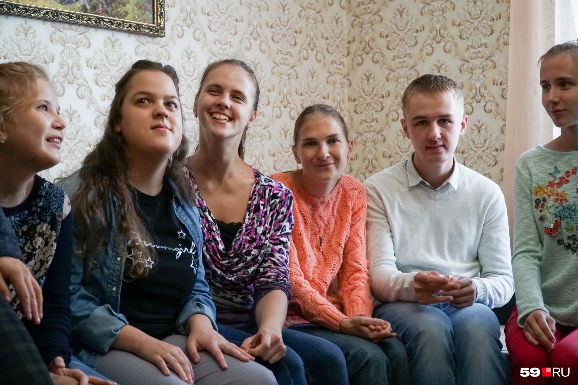 Кирилл в окружении своих подруг — участниц проекта «Смогу жить сам» Кирилл в окружении своих подруг — участниц проекта «Смогу жить сам»