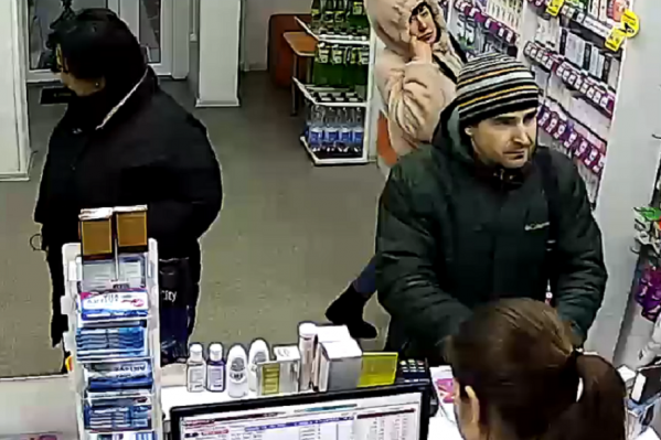 Женщина в светлой куртке украла несколько дорогих препаратов Женщина в светлой куртке украла несколько дорогих препаратов