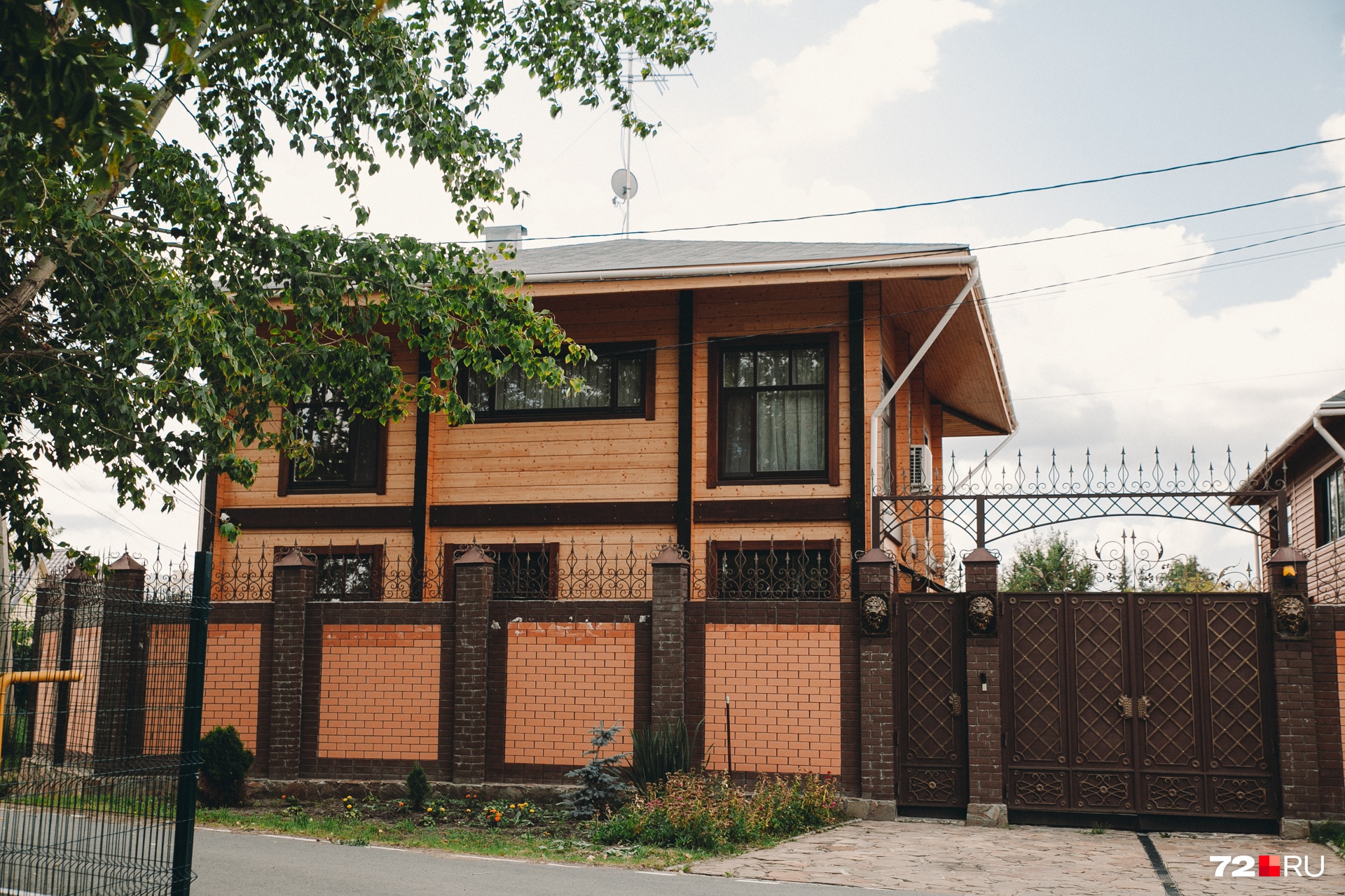 Есть и новые красивые особняки Есть и новые красивые особняки