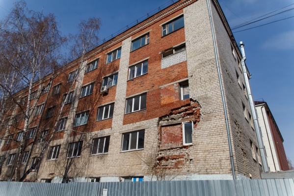 Дом на Геологоразведчиков, 2 несколько лет подряд буквально сыпался на глазах. Наконец-то его снесут Дом на Геологоразведчиков, 2 несколько лет подряд буквально сыпался на глазах. Наконец-то его снесут