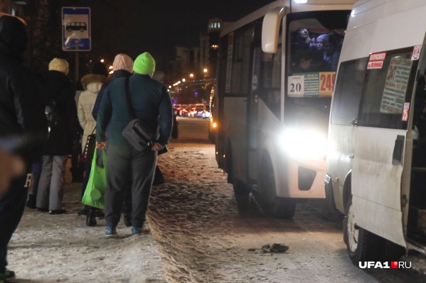 Горожане в основном жалуются на нехватку автобусов и маршрутов, многим приходится регулярно добираться до пункта назначения с пересадкой Горожане в основном жалуются на нехватку автобусов и маршрутов, многим приходится регулярно добираться до пункта назначения с пересадкой