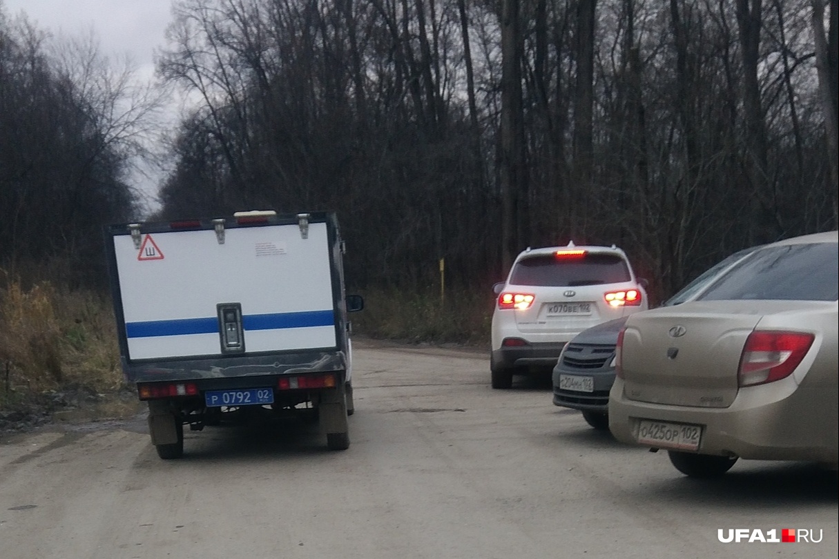Две машины уезжают на поиск на другом берегу Уфимки, в одной из них кинологи с собаками — еще пока есть надежда, что мужчина с детьми прячутся где-то там Две машины уезжают на поиск на другом берегу Уфимки, в одной из них кинологи с собаками — еще пока есть надежда, что мужчина с детьми прячутся где-то там