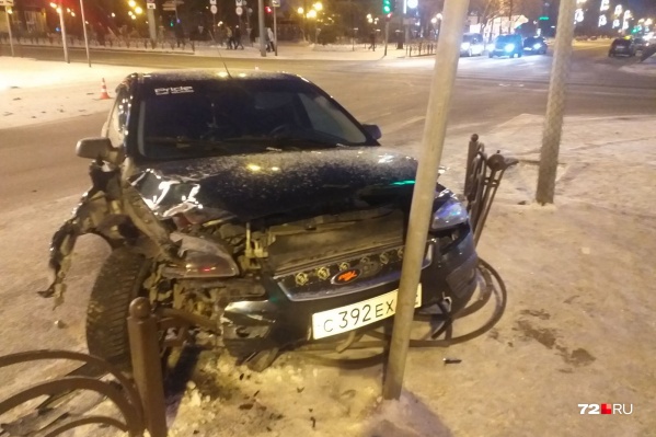 Иномарка въехала в бок автомобиля Lada, а потом отлетела в дорожный знак Иномарка въехала в бок автомобиля Lada, а потом отлетела в дорожный знак