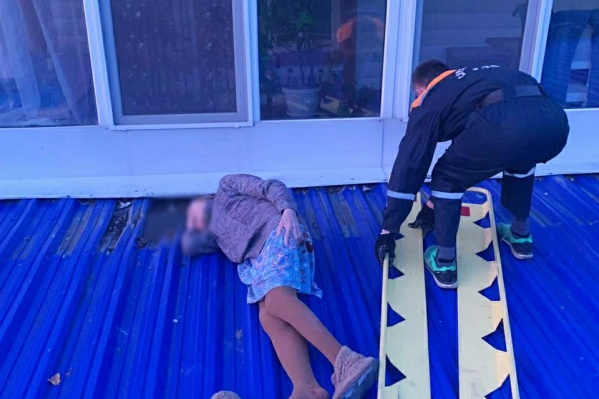 Женщину спас козырек Женщину спас козырек