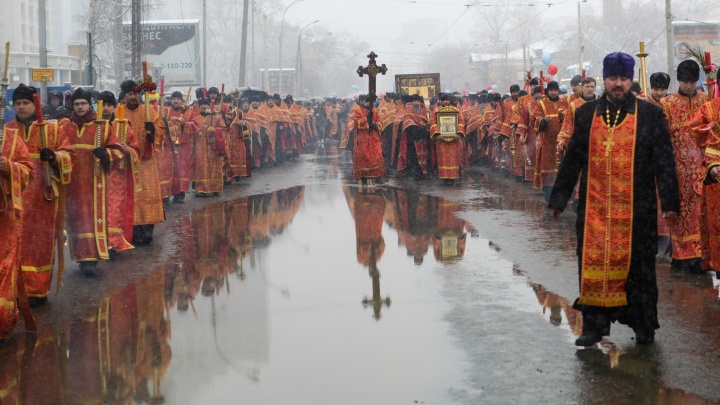 Снежное воскресенье: как верующие встретили Пасху в Екатеринбурге — в 20 ярких кадрах