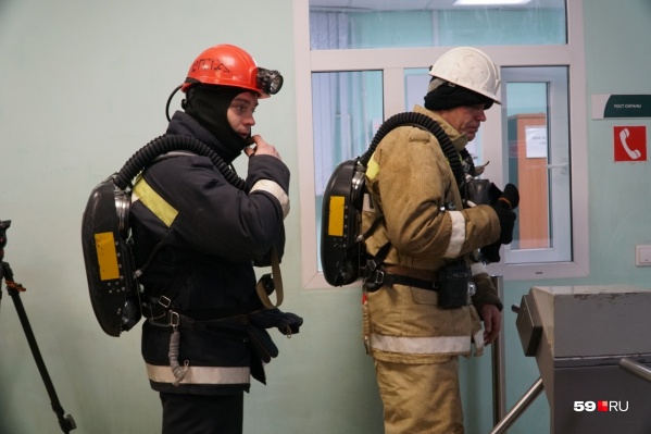 Спасатели отправляются в шахту Спасатели отправляются в шахту