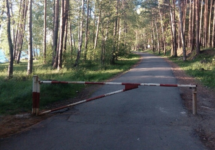 В мае прокуратура разрешила автомобилям ездить по парку, но месяц спустя ситуация снова поменялась В мае прокуратура разрешила автомобилям ездить по парку, но месяц спустя ситуация снова поменялась