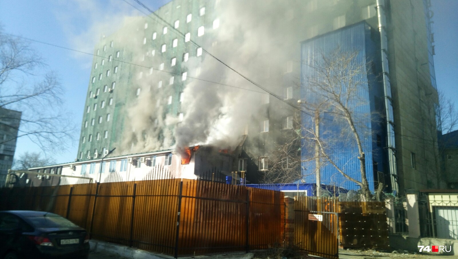 В Челябинске горит здание отеля