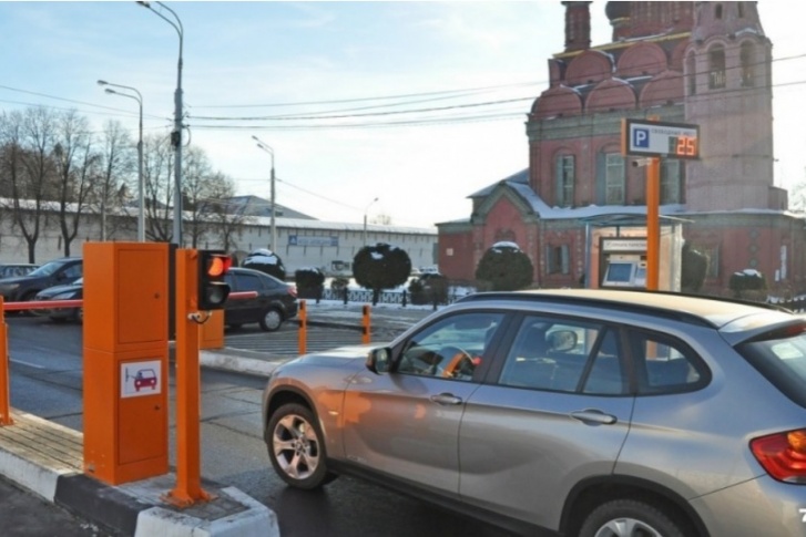 В центре Ярославля работают две платные парковки В центре Ярославля работают две платные парковки