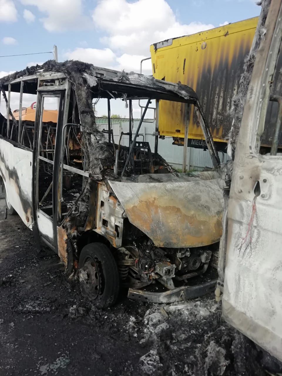 Кроме маршруток огонь повредил кабину грузовой машины и прицеп Кроме маршруток огонь повредил кабину грузовой машины и прицеп