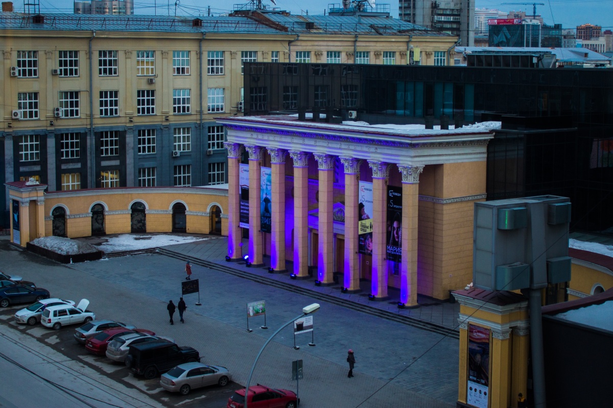 Novosibirsk Kolonny Kinoteatra Pobeda Stali Sinimi Na Odin Vecher Bezformata