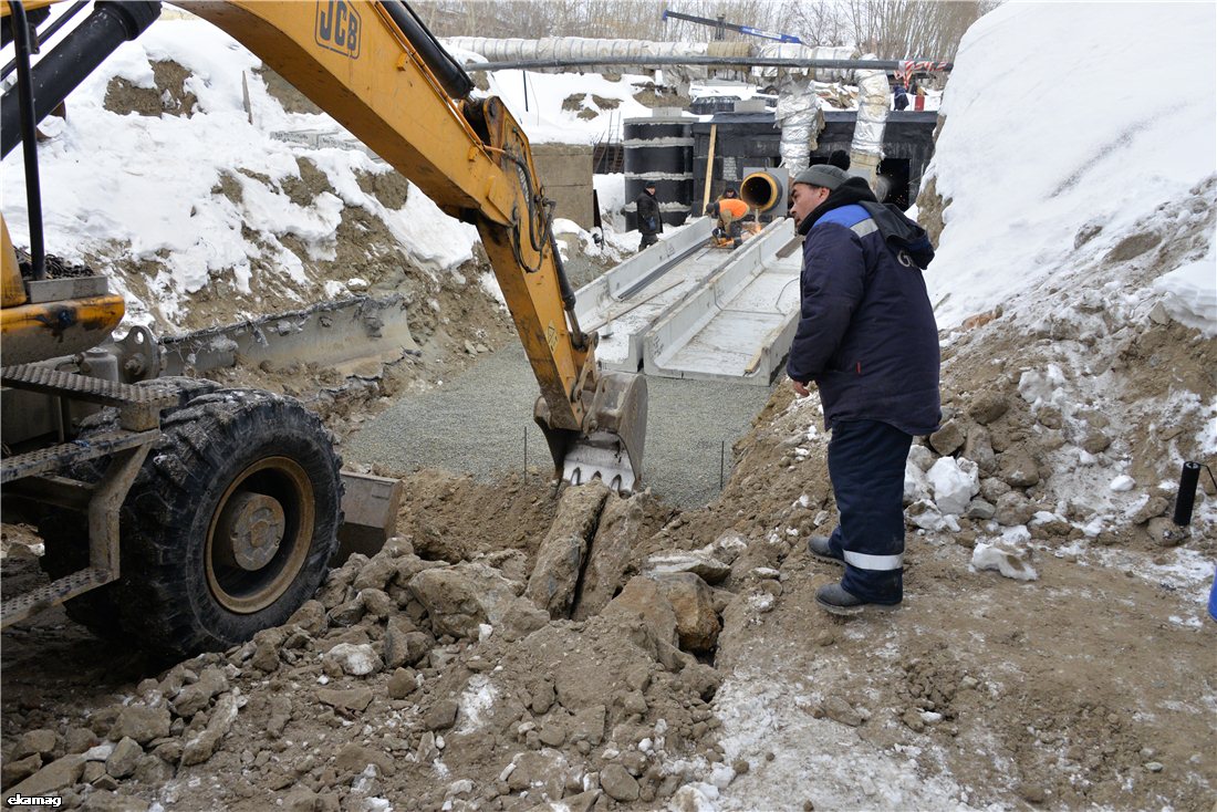 Прокладывают трубопровод и переносят грунт: смотрим с высоты, как реконструируют Макаровский мост