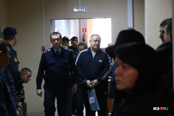 Вместе с Сергеем Гудованым перед судом предстали двое его коллег и два бизнесмена. Но Гудованый получил самый суровый приговор из всей пятерки обвиняемых Вместе с Сергеем Гудованым перед судом предстали двое его коллег и два бизнесмена. Но Гудованый получил самый суровый приговор из всей пятерки обвиняемых