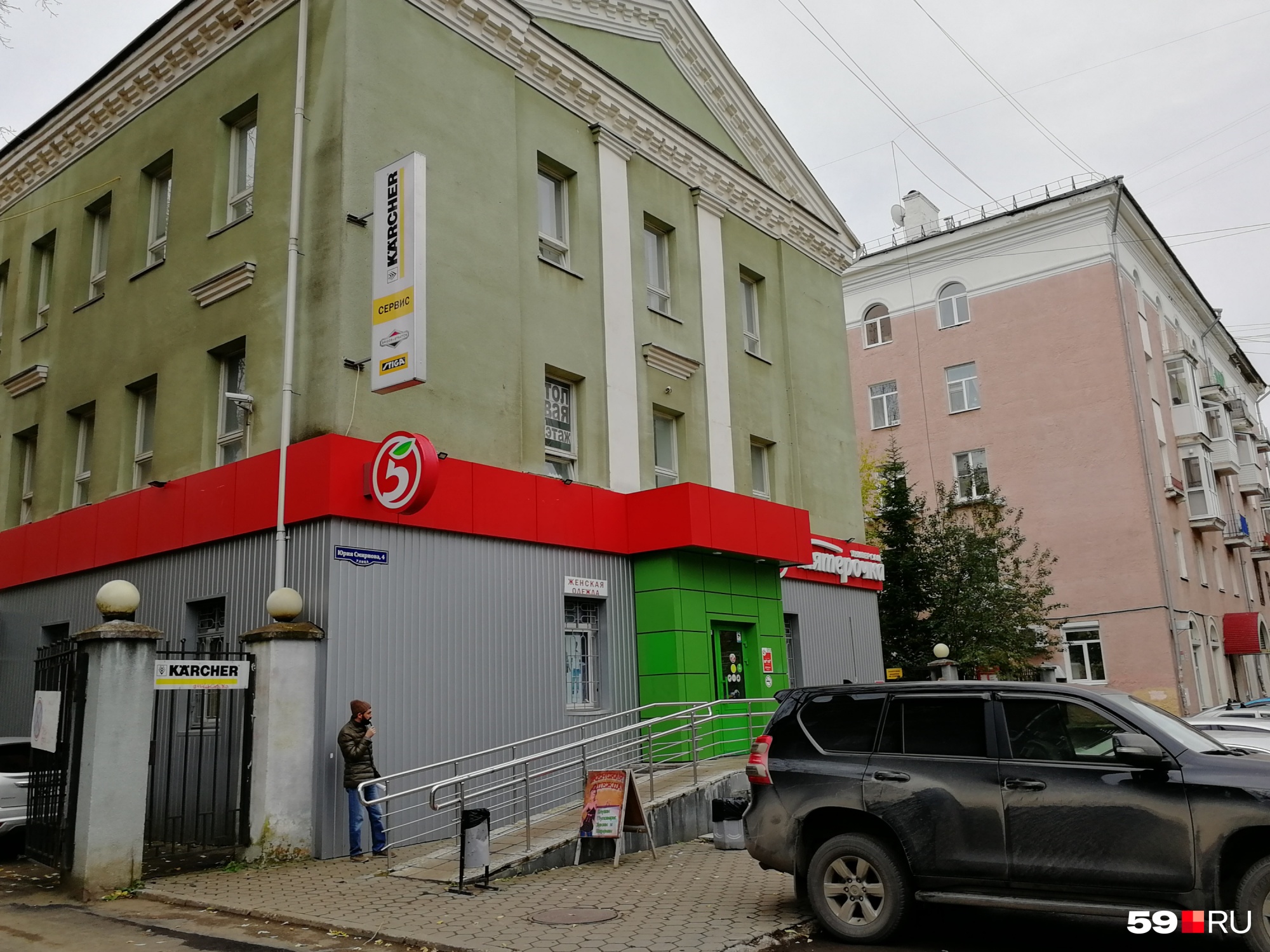 Вход — тот же, что у магазина, но потом нужно подняться на второй этаж Вход — тот же, что у магазина, но потом нужно подняться на второй этаж