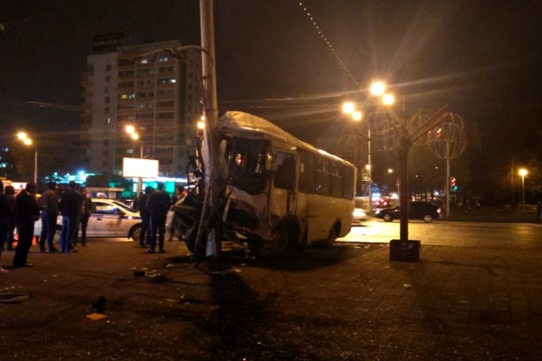 Автобус влетел в столб после столкновения с легковушкой Автобус влетел в столб после столкновения с легковушкой