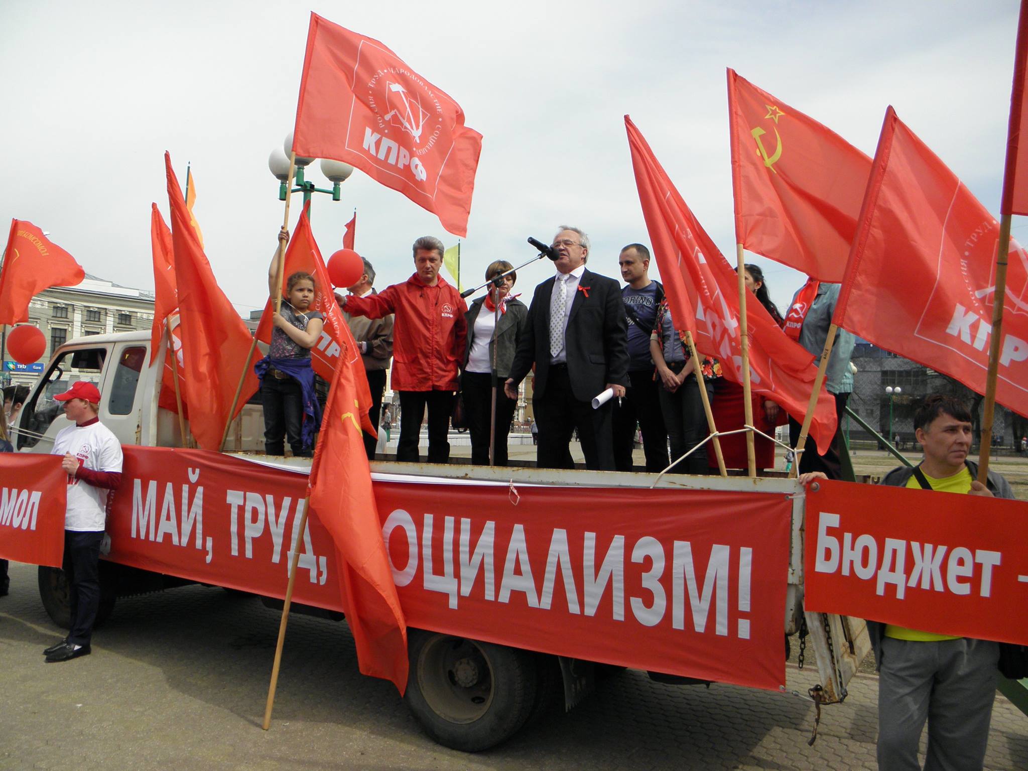 «Идите общим строем»: губернатор предложил коммунистам на Первомай прошагать рядом с партией власти