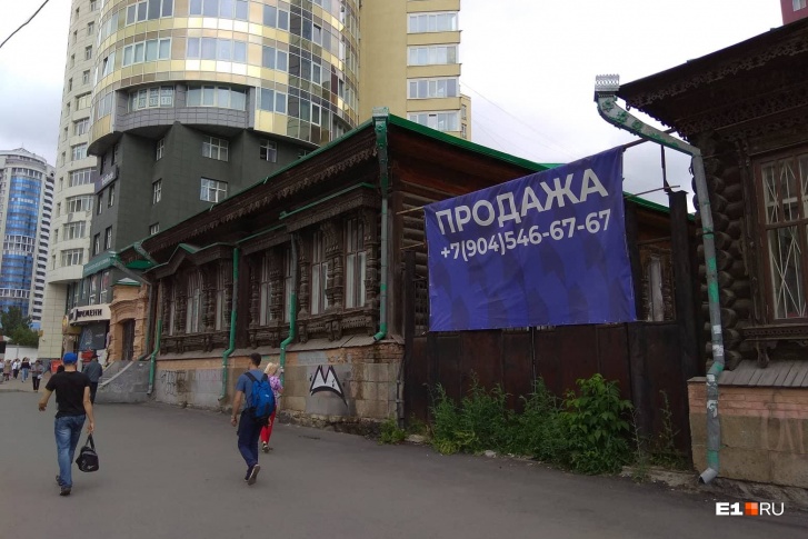 Дом стоит напротив торгового центра Дом стоит напротив торгового центра