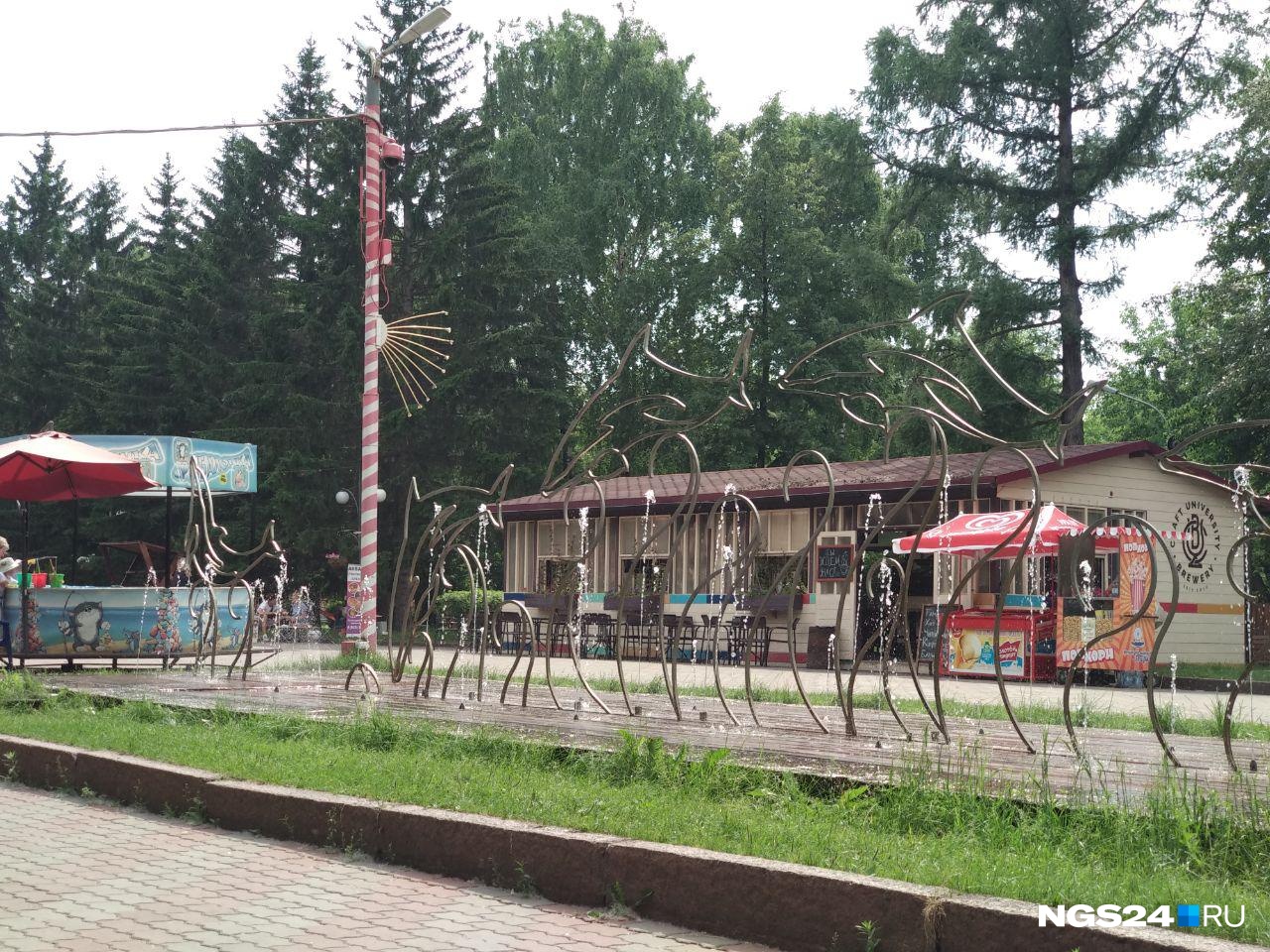 Удивительно, но несмотря на адскую духоту в фонтан в парке никто не лезет. Максимум — моют руки Удивительно, но несмотря на адскую духоту в фонтан в парке никто не лезет. Максимум — моют руки