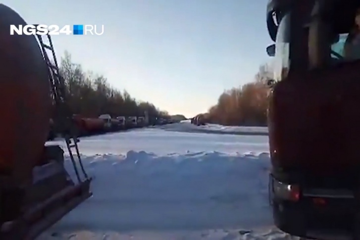 Бензовозы встали в пробку у Ачинского НПЗ Бензовозы встали в пробку у Ачинского НПЗ