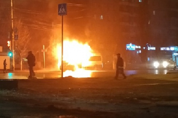 На месте происшествия врачи и спасатели На месте происшествия врачи и спасатели