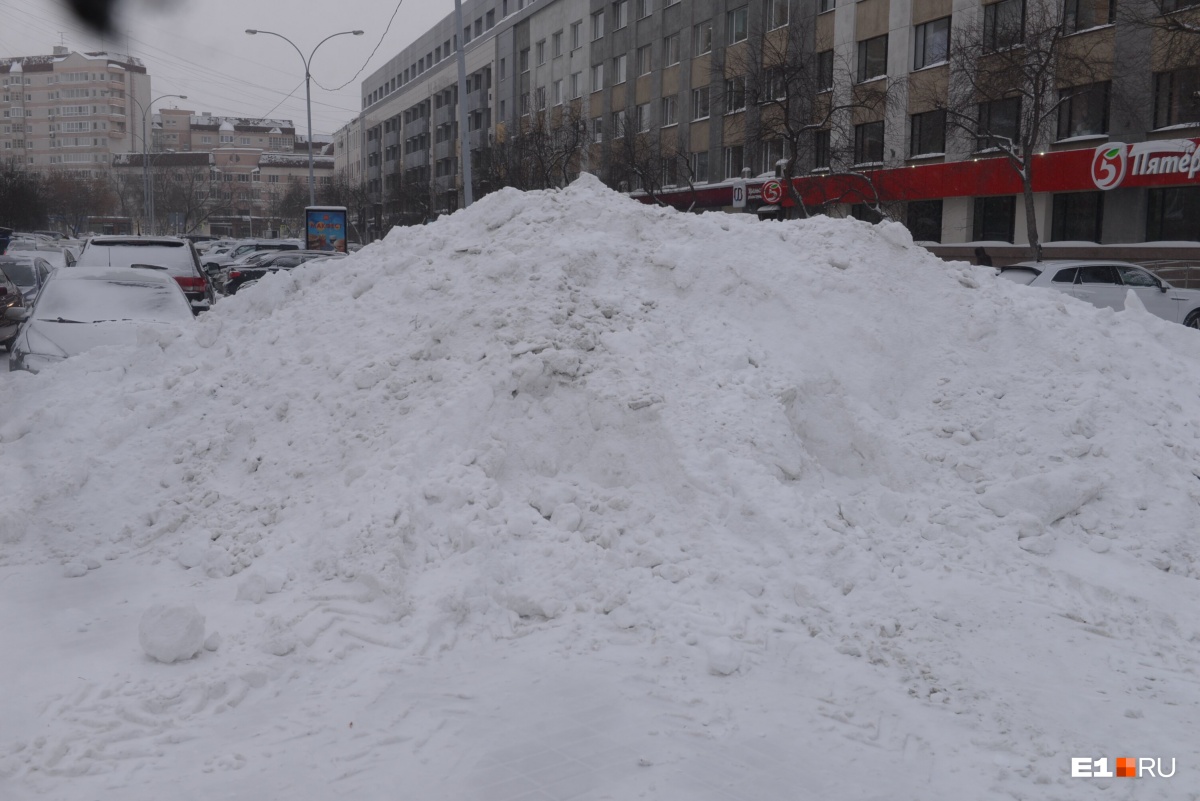 На улицах лежат огромные кучи снега На улицах лежат огромные кучи снега