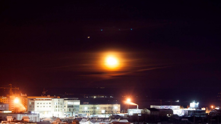 Фото дня. Красная Луна и четыре НЛО над Нижним Новгородом