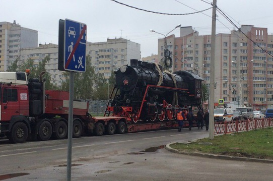 Сегодня утром памятник привезли на проспект Фрунзе Сегодня утром памятник привезли на проспект Фрунзе