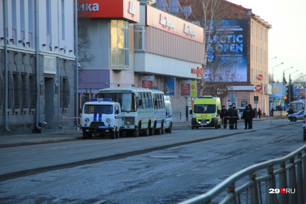 Почти год прошёл с момента взрыва в архангельском УФСБ, но уголовные дела, связанные с ним, рассматриваются до сих пор Почти год прошёл с момента взрыва в архангельском УФСБ, но уголовные дела, связанные с ним, рассматриваются до сих пор