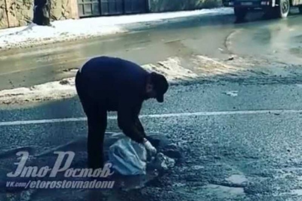 Ростовчанин засыпал выбоину строительным мусором Ростовчанин засыпал выбоину строительным мусором