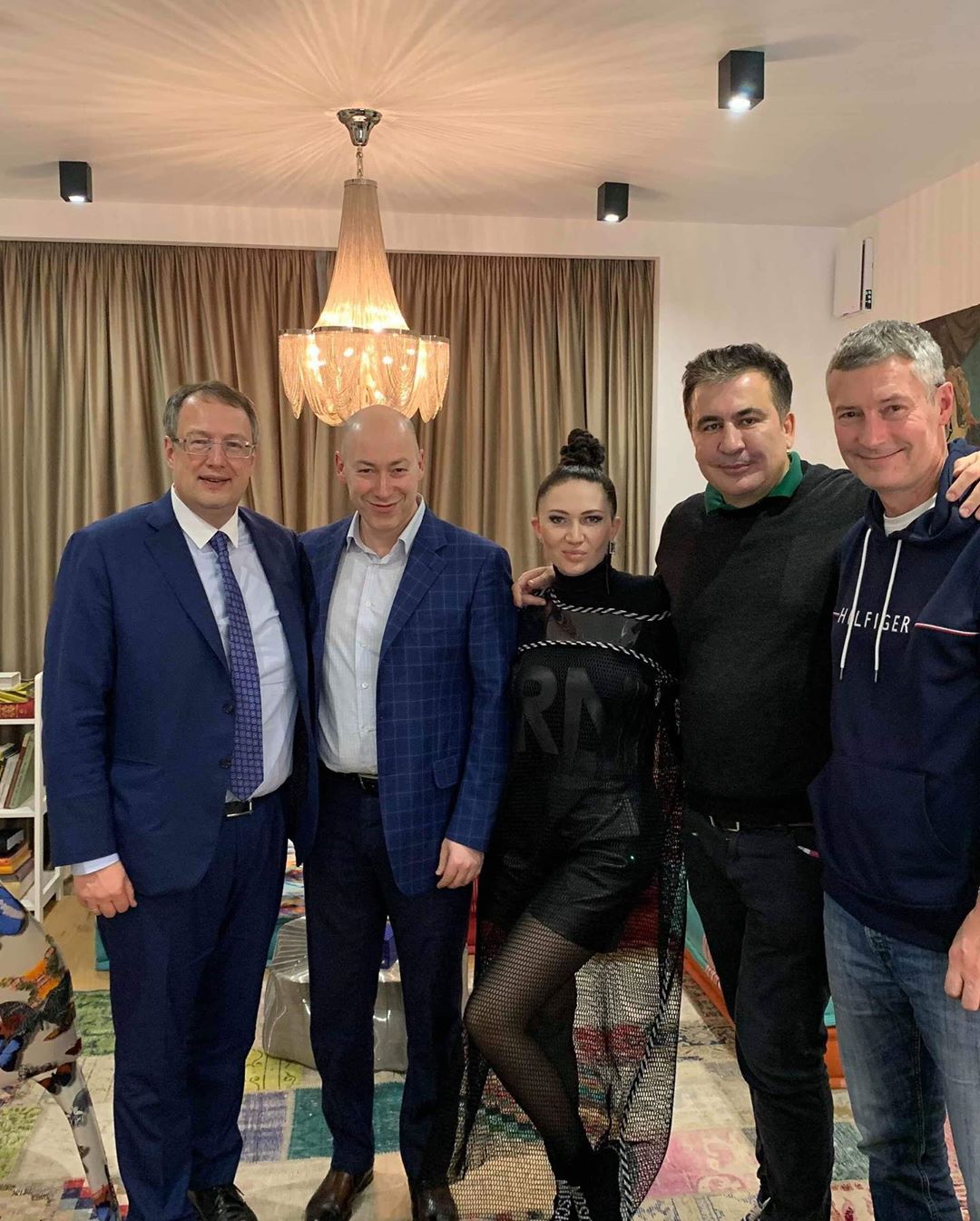 На этом фото Евгений Ройзман вместе с украинским журналистом Дмитрием Гордоном, украинским политическим деятелем Антоном Геращенко и Михаилом Саакашвили На этом фото Евгений Ройзман вместе с украинским журналистом Дмитрием Гордоном, украинским политическим деятелем Антоном Геращенко и Михаилом Саакашвили