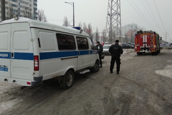 Правоохранители проверяют здания Правоохранители проверяют здания