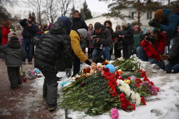 На траурную акцию в Нарымском сквере собралось около двух сотен новосибирцев На траурную акцию в Нарымском сквере собралось около двух сотен новосибирцев