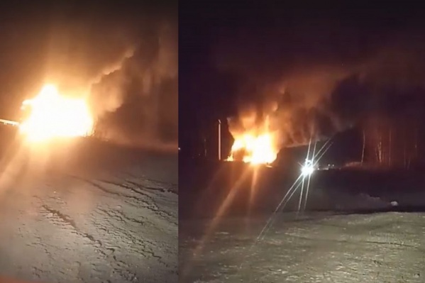 Из-за пожара на дороге образовалась пробка Из-за пожара на дороге образовалась пробка