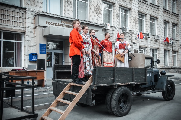 Концерт устроили прямо в кузове грузовой машины Концерт устроили прямо в кузове грузовой машины