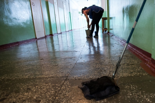 Теперь уборкой в Новосибирской областной больнице занимаются специально обученные люди Теперь уборкой в Новосибирской областной больнице занимаются специально обученные люди