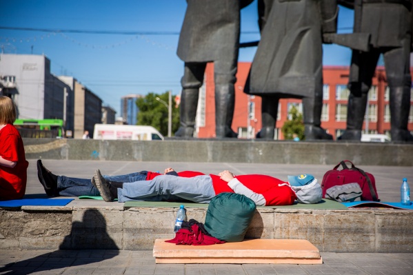 Участники голодовки легли возле памятника Ленину Участники голодовки легли возле памятника Ленину