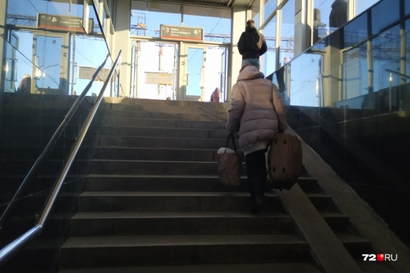 Женщина так спешила к поезду, что не заметила неровность на поверхности платформы. В итоге она запнулась и рухнула лицом вниз Женщина так спешила к поезду, что не заметила неровность на поверхности платформы. В итоге она запнулась и рухнула лицом вниз