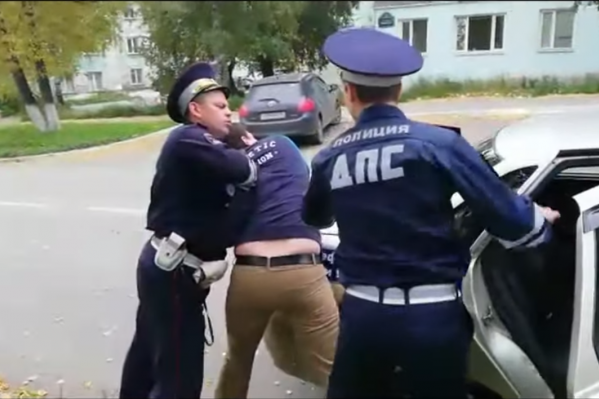 Сотрудники ДПС достаточно грубо задерживали мужчину Сотрудники ДПС достаточно грубо задерживали мужчину 