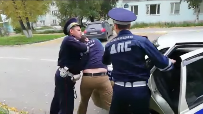 Сотрудники ДПС достаточно грубо задерживали мужчину Сотрудники ДПС достаточно грубо задерживали мужчину