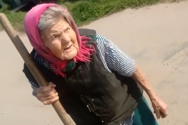 Нина Александровна решила сама убрать яму на дороге. Ей 95 лет Нина Александровна решила сама убрать яму на дороге. Ей 95 лет
