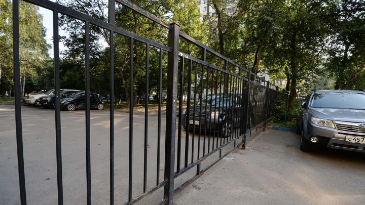Вторая сторона дома: жильцы перегородили двор на Бажова, чтобы "дети не гадили на их площадке"