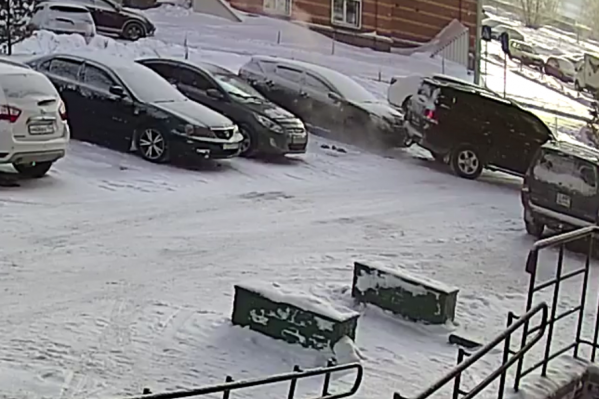 Land Cruiser 200 повредил легковушку Land Cruiser 200 повредил легковушку