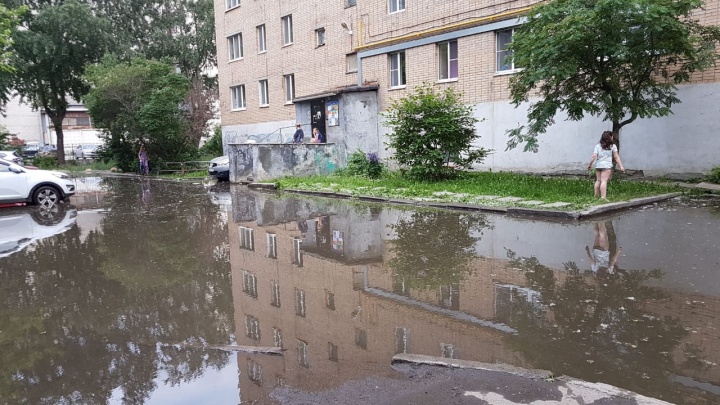 На Сибирском тракте лопнувшая труба с холодной водой превратила двор в озеро