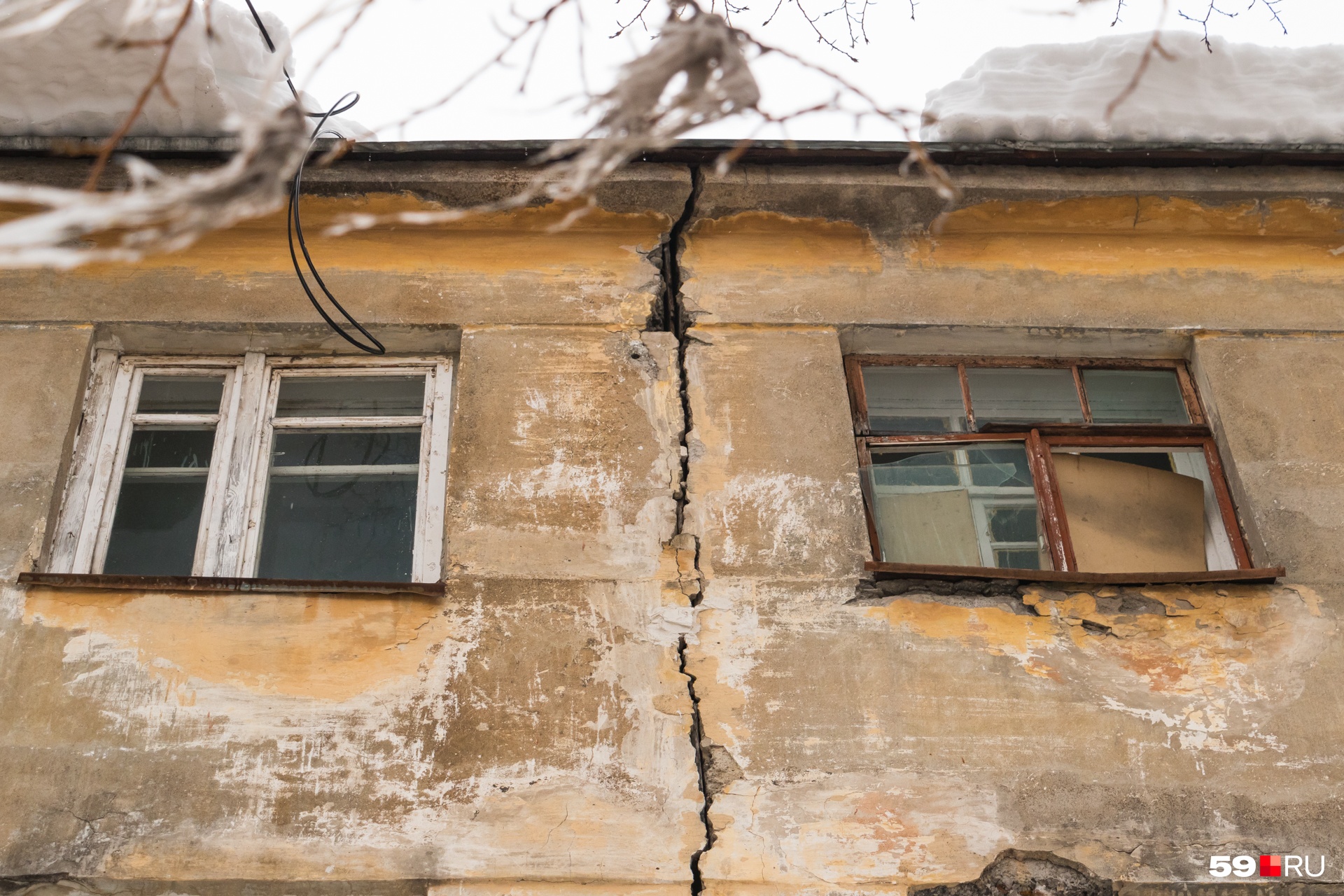 А в стенах дома уже долгие годы вот такие трещины А в стенах дома уже долгие годы вот такие трещины