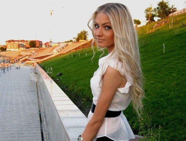 Узнаёте местечко? Брови всё те же, ещё пока свои губы, скулы и нос. А вот с накладными прядями уже не по пути Узнаёте местечко? Брови всё те же, ещё пока свои губы, скулы и нос. А вот с накладными прядями уже не по пути