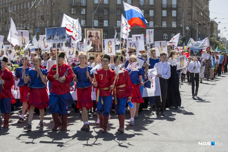 Школьники держат в руках буквы кириллицы. Фото Густаво Зырянова
