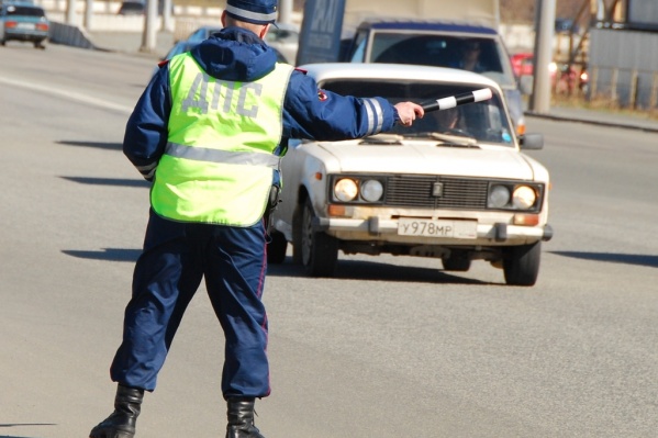 Этот жест приводит некоторых в ступор, но не волнуйтесь: инспекторы тоже люди и закон налагает на них множество ограничений Этот жест приводит некоторых в ступор, но не волнуйтесь: инспекторы тоже люди и закон налагает на них множество ограничений