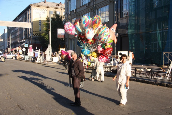 Новосибирцы гуляют по ул. Ленина Новосибирцы гуляют по ул. Ленина